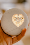 Das HerzLicht hat eine Soft Touch Oberfläche und liegt gut in der Hand