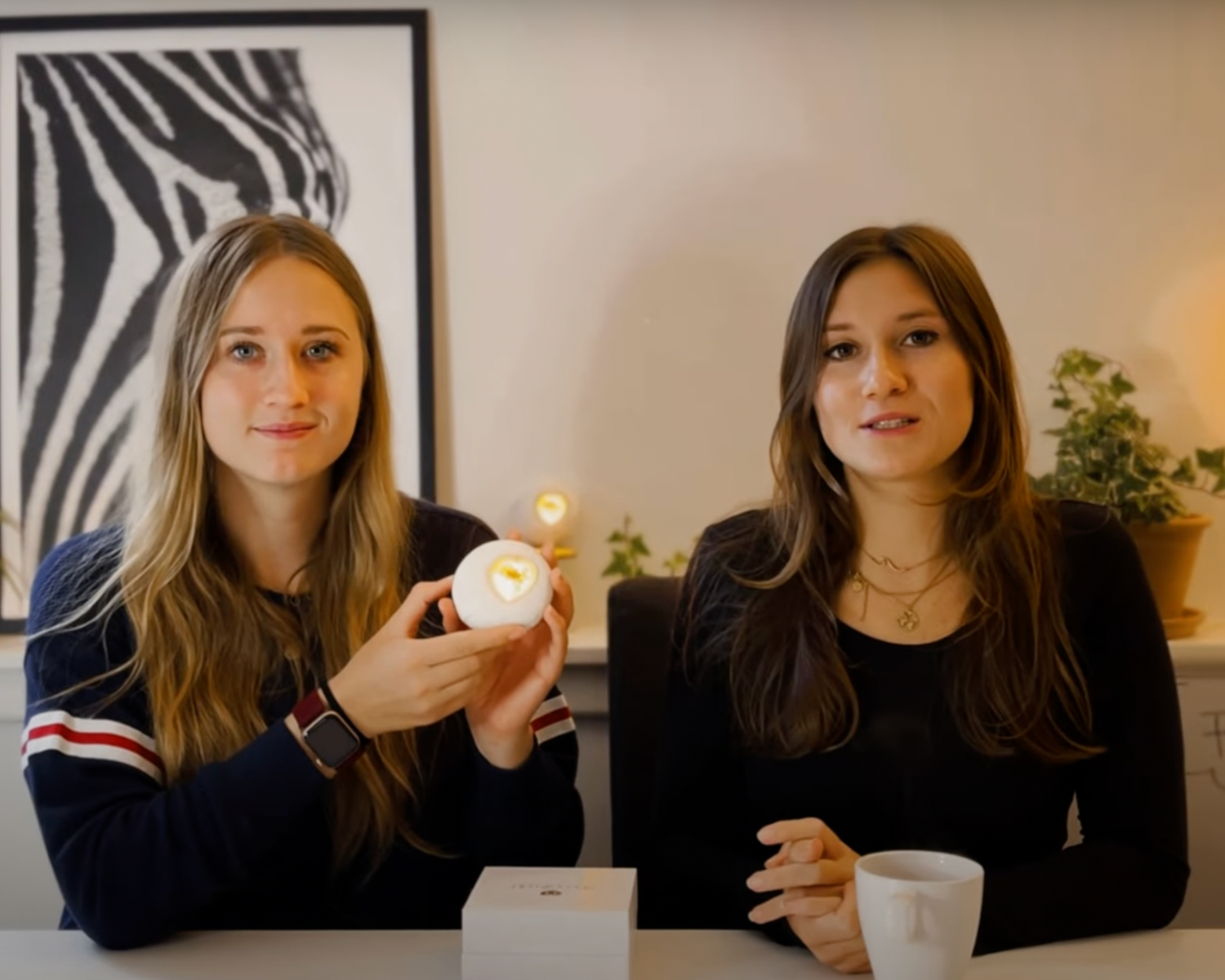 Lerne Meditieren mit dem HerzLicht und mit Elena und Luisa von Fully Minded.