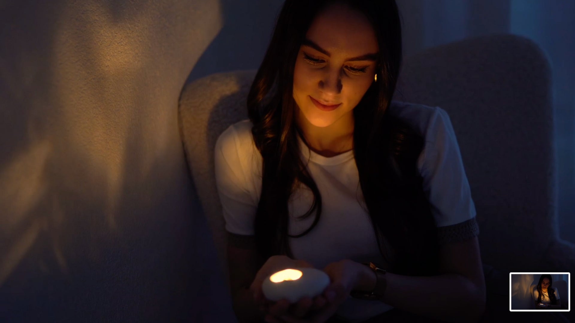 Eine junge Frau findet dank dem HerzLicht einen Moment der Stille.